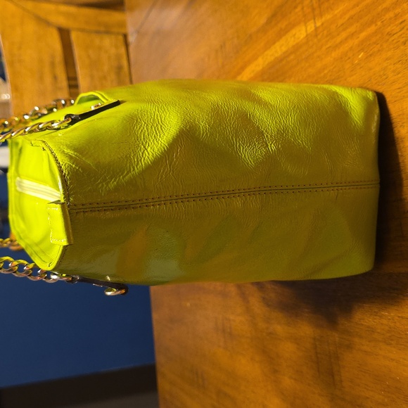 Michael Michael Kors lime green patent leather tote bag. - Picture 4 of 16